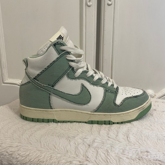 Nike 1998 Retro Denim Dunks - Picture 5 of 9